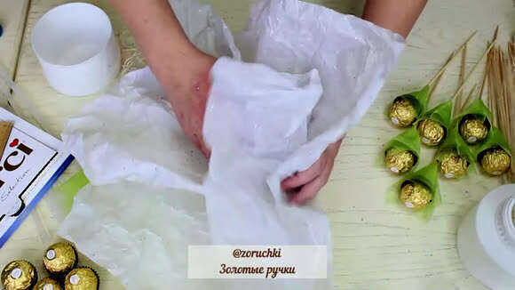 Как сделать букет из конфет Ферреро Роше и гипсофилы своими руками фото 4