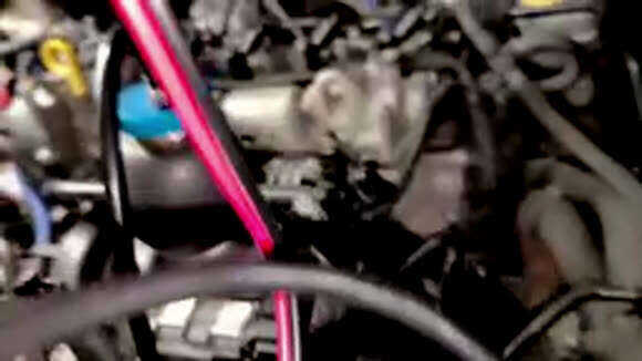 Проверка подсоса воздуха дымогенератором на двигателе Volkswagen Polo