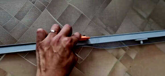 Как самостоятельно заменить москитную сетку на пластиковом окне