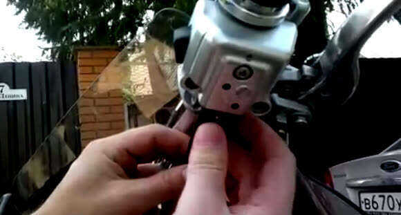 Как снять ручку газа на Suzuki M109R M1800R VZR1800 фото 3