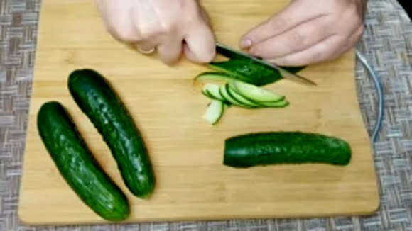 Летний салат из огурцов: быстрый, простой и невероятно вкусный рецепт фото 2
