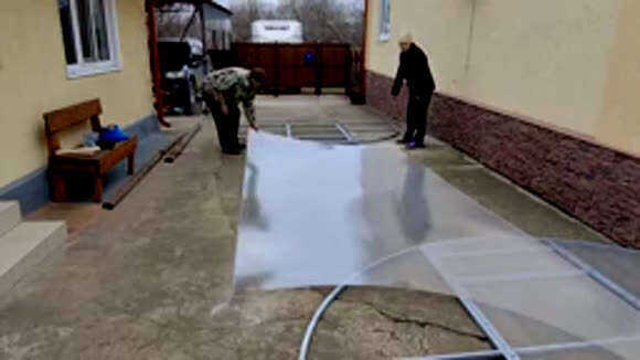 Установка теплицы из поликарбоната на деревянном фундаменте из бруса