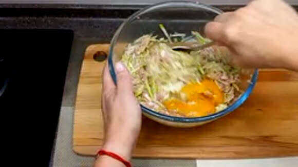 Сочные нежные мясные котлеты с кабачком по домашнему рецепту