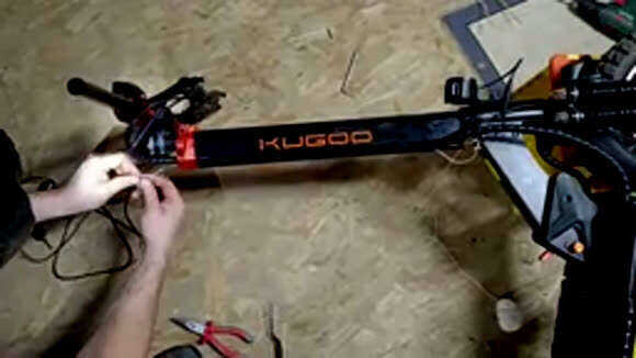 Установка вольтметра и запуск с ключа на Kugoo M4 Pro Max фото 3