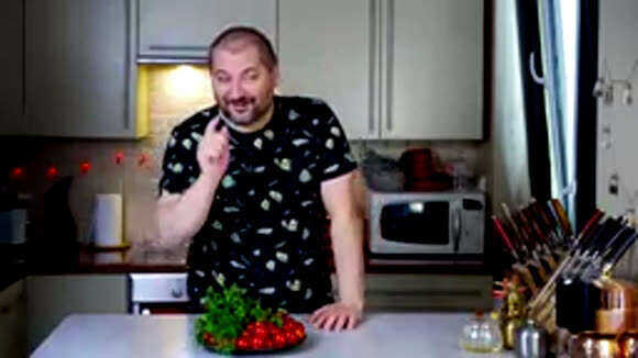 Идеальный рецепт вкуснейшего салата из свежих спелых помидоров