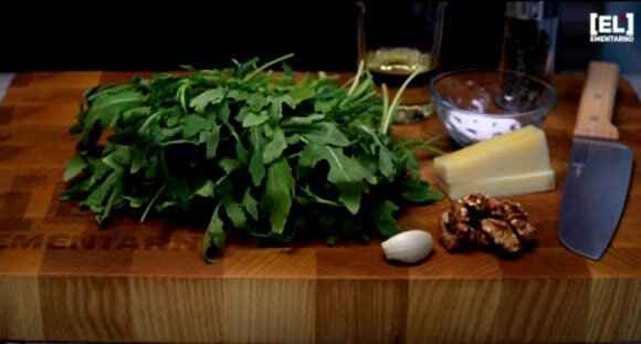 Домашний соус песто из рукколы для вкусных бутербродов