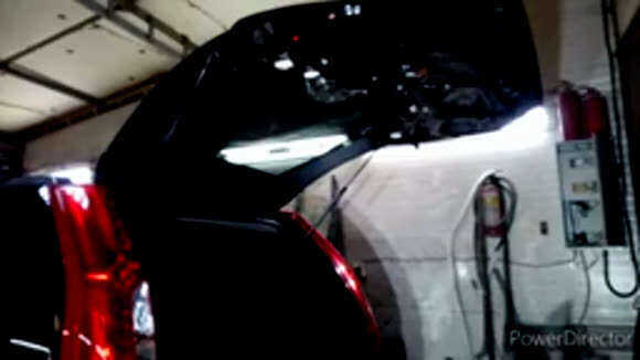 Как снять накладку крышки багажника Nissan X-Trail 2011 фото 4