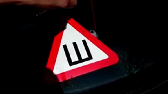 Как легко и быстро снять наклейку со стекла автомобиля фото 3