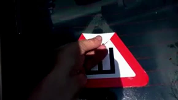 Как легко и быстро снять наклейку со стекла автомобиля