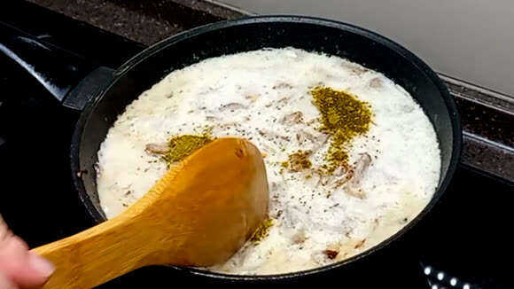 Как вкусно и просто приготовить мясо с подливой на сковороде фото 6