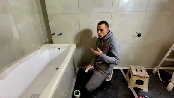 Парящий экран под ванну из плитки с подсветкой ниши
