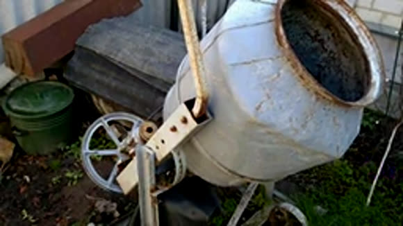 Как сделать простейшую бетономешалку своими руками из подручных средств фото 1